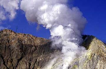 Fumerolle chaude au cratère de 2001 du volcan Papandayan (Photo: Tom Pfeiffer)