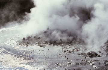 Étang de boue bouillante au volcan Papandayan (Photo: Tom Pfeiffer)