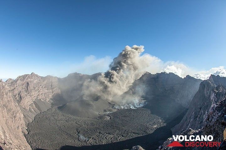 Frequent ash eruptions produce a plume rising a few hundred meters and drifting SW. (Photo: Tom Pfeiffer)