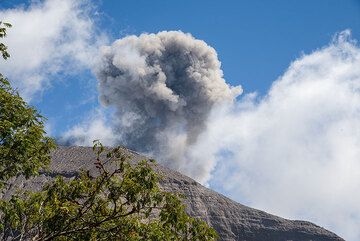 Alors que nous continuons à grimper, Raung continue de nous saluer avec des bouffées de cendres. (Photo: Tom Pfeiffer)