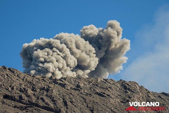 The last 300 m of the volcano are barren rock and sandy ash. (Photo: Tom Pfeiffer)