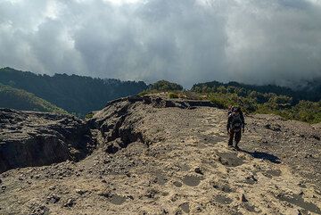 On the final ascent towards the crater rim. (Photo: Tom Pfeiffer)