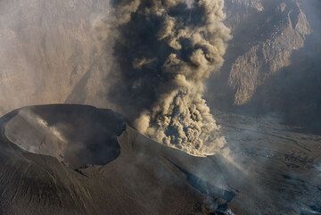 Крупный план извержения из юго-западного жерла. (Photo: Tom Pfeiffer)
