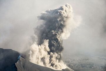 Dark jets of ash and blocks as well as white steam expelled suggest that interaction of magma and water inside the conduit drives these eruptions (so-called phreatomagmatic activity). (Photo: Tom Pfeiffer)