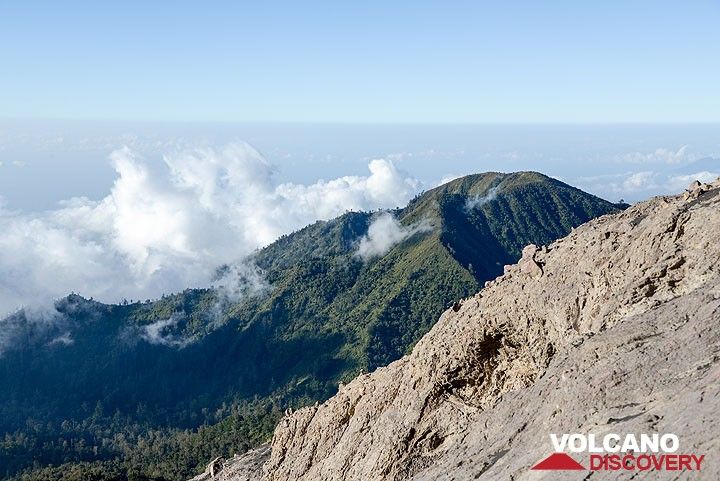 View towards the extinct neighbor volcano Gunung Suket (2950 m) to the NE of Raung. (Photo: Tom Pfeiffer)