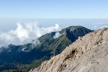 Blick auf den erloschenen Nachbarvulkan Gunung Suket (2950 m) nordöstlich von Raung. (Photo: Tom Pfeiffer)