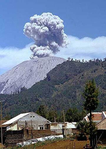 semeru_52731.jpg (Photo: Tom Pfeiffer)