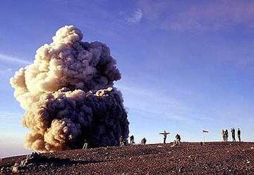 Summit of Semeru volcano, East Java, Indonesia (Photo: Tom Pfeiffer)