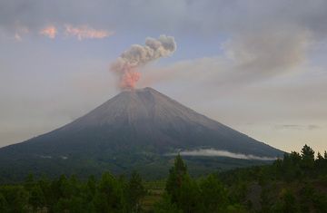 Semeru am frühen Morgen. (c)