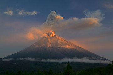 La luz dorada de la mañana ilumina las laderas superiores y partes de la columna de ceniza del volcán Semeru. (Photo: Tom Pfeiffer)