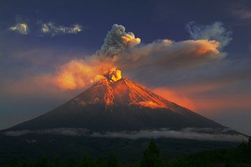 Eruption at Semeru volcano (East Java) in the golden morning light (Photo: Tom Pfeiffer)