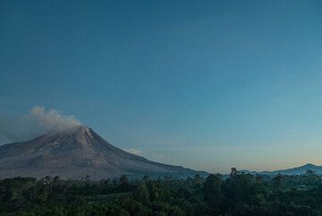 Dawn at Sinabung (Photo: Tom Pfeiffer)