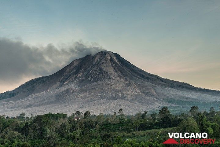 A clear morning view of Sinabung. (Photo: Tom Pfeiffer)
