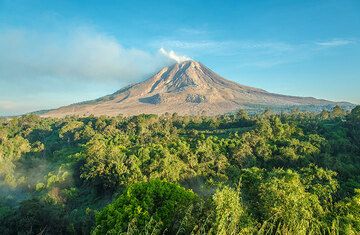 Wide-angl view towards Sinabung. (Photo: Tom Pfeiffer)