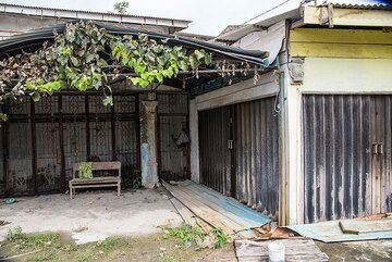 Houses of evacuated - after only little more than a few months with no attendance, the structures quickly deteriorate. (Photo: Tom Pfeiffer)