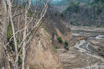 View down the canyon towards the destroyed village of Guru Kinayan to the west. (Photo: Tom Pfeiffer)