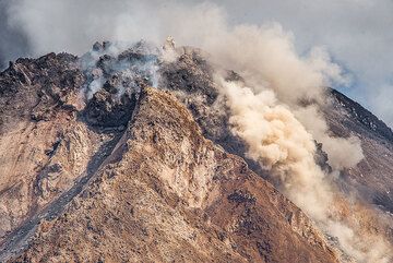 Around noon on 27 July, rockfalls from the eastern lobe increase. (Photo: Tom Pfeiffer)