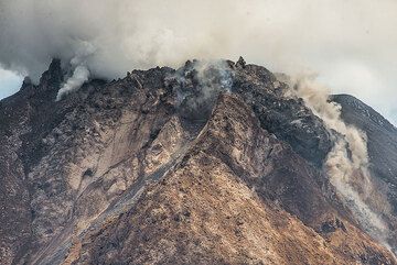 Depending on how much of the steep front of the eastern lobe collapses at once, the next pyroclastic flow could be big. (Photo: Tom Pfeiffer)