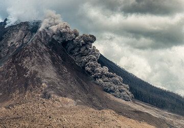 Within less than a minute, the flow has reached the base of the volcano's main cone. (Photo: Tom Pfeiffer)