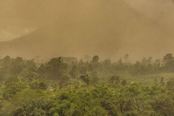 A pyroclastic flow has occurred 20 minutes ago. The ash plume has slowly spread all over the eastern and southern parts of the volcano. It's time to put on dust masks and leave the area! (Photo: Tom Pfeiffer)