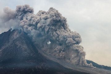 Ash plume rising from the pyroclastic flow. (Photo: Tom Pfeiffer)