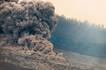 As the flow front stagnates, the fine ash starts to separate and rise as ash plume. (Photo: Tom Pfeiffer)