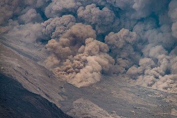 Zoom onto the margins of the pyroclastic flow front. (Photo: Tom Pfeiffer)