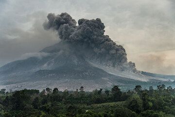Wide-angle view of the pyroclastic flow on the volcano's eastern side. (Photo: Tom Pfeiffer)