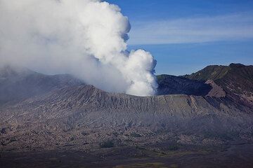 Le cratère actif du volcan Bromo (Photo: Tom Pfeiffer)