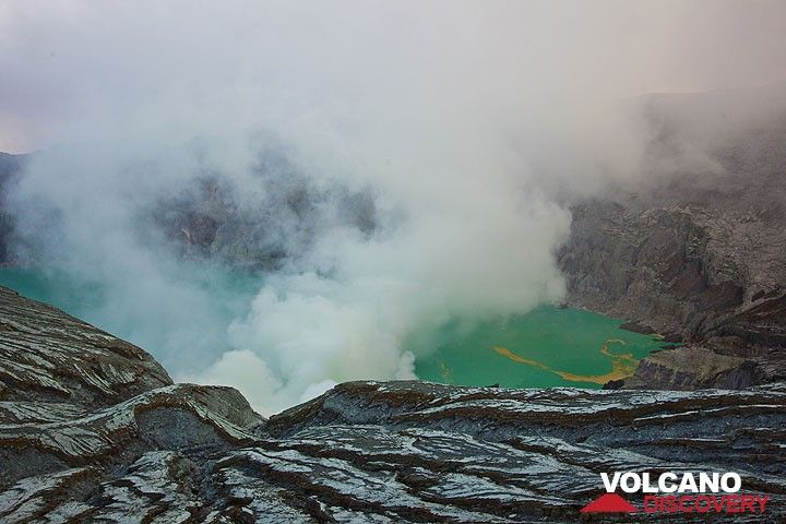 Der türkise Kratersee des Ijen Vulkans (Photo: Tom Pfeiffer)