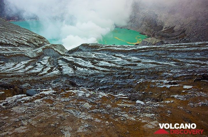 The acid crater lake Kawah Ijen of Ijen volcano (Photo: Tom Pfeiffer)