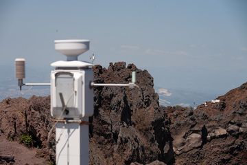 Meteorological station on top of Vesuvius volcano. (Photo: Tobias Schorr)