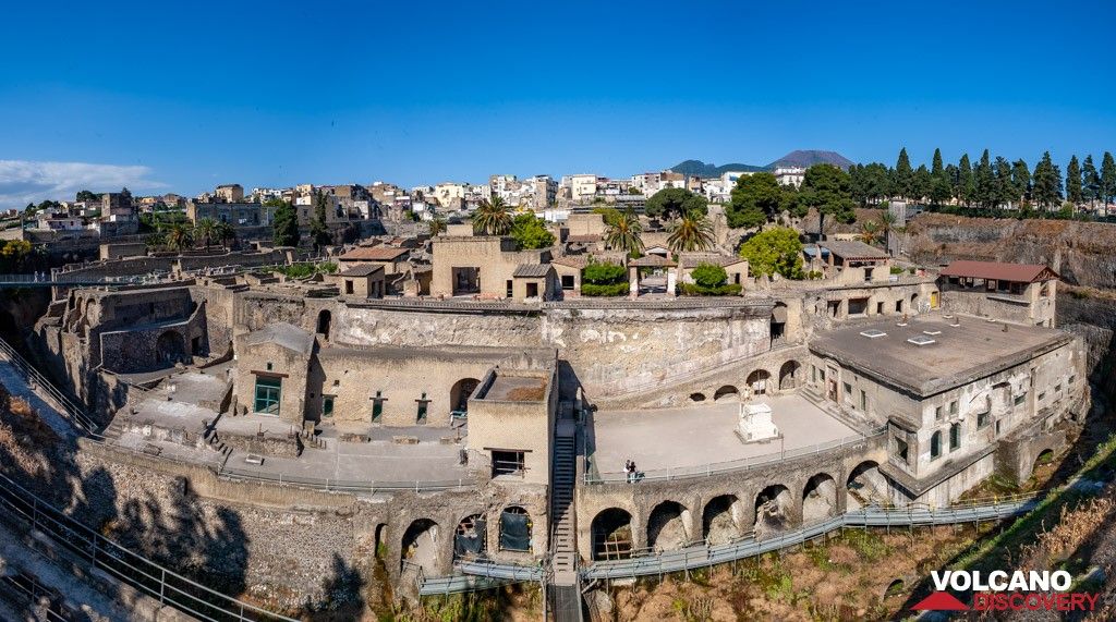 View from the former seaside towards the Roman town of Herculaneum. (Photo: Tobias Schorr)