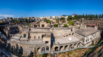 Blick von der ehemaligen Küste auf die römische Stadt Herculaneum. (Photo: Tobias Schorr)