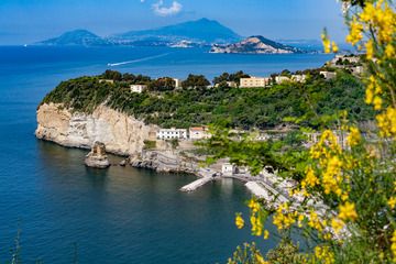 View over the island Nisida towards the island of Ischia. (Photo: Tobias Schorr)