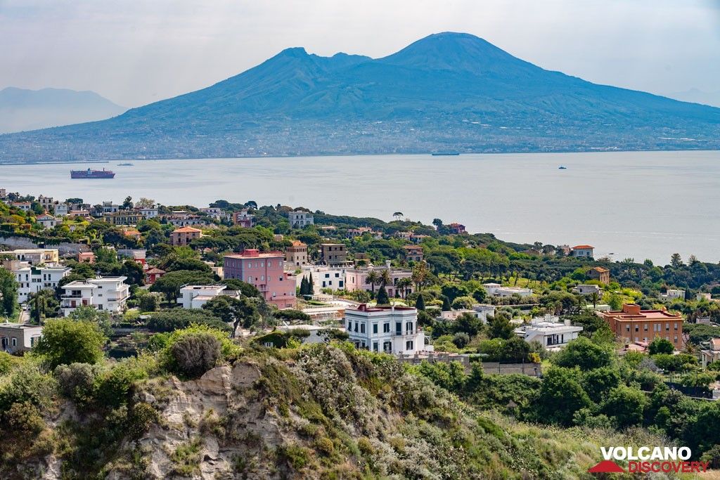 The volcano Vesuvius is dominating the bay of Naples. (Photo: Tobias Schorr)