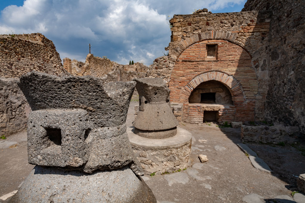 A cyclindric mill of an Roman bakery in Pompeji. (Photo: Tobias Schorr)