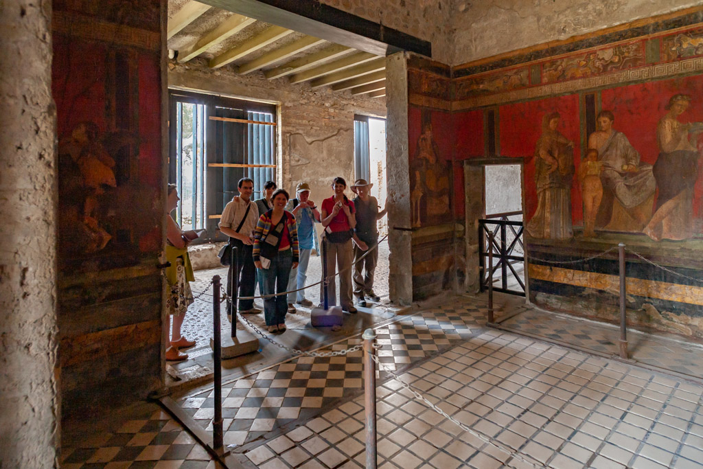 Our VolcanoDiscovery group visiting an Roman villa with beautiful wall paintings. (Photo: Tobias Schorr)