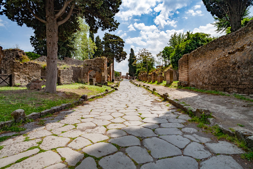 A paved Roman road at Pompeji. (Photo: Tobias Schorr)