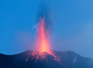 Una erupción más fuerte del respiradero NE. (Photo: Tom Pfeiffer)