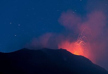 Vista desde el Mirador de 400 m con una erupción de la ventilación del NW. (Photo: Tom Pfeiffer)
