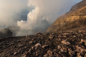 Vista a terraza de cráter de Stromboli al oeste de la pared del cráter de Pizzo. (Photo: Tom Pfeiffer)
