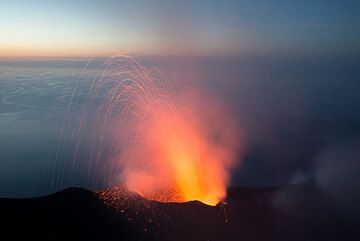 NW crater eruption at dusk (2 Nov 2013) (Photo: Tom Pfeiffer)