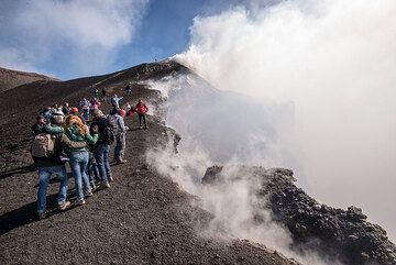 Since the re-opening of the summit craters (with official guides only), on good days, it can become quite crowded up here... (Photo: Tom Pfeiffer)