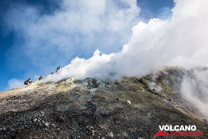 Powerful fumaroles on the northern rim between Bocca Nuova and Voragine (Central crater)  (Photo: Tom Pfeiffer)