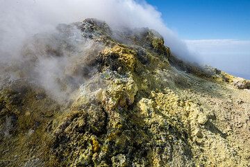 Sulfur deposits (Photo: Tom Pfeiffer)