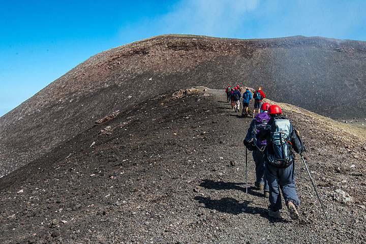 Walking on the northern rim of the central crater towards the NE crater (Photo: Tom Pfeiffer)