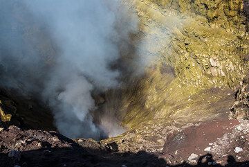 Vue inhabituellement claire de l’intérieur du cratère NE. Toutes les quelques minutes, des détonations provenant d’explosions profondes peuvent être entendues (et ressenties). (Photo: Tom Pfeiffer)