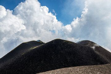 The old (r) and New SE crater (l) seen from the eastern rim of the central crater. A person on the rim of the old NE crater is just a tiny dot. (Photo: Tom Pfeiffer)