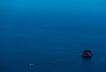 Ajuste de la hora azul por Strombolicchio islote con su faro. (Photo: Tom Pfeiffer)